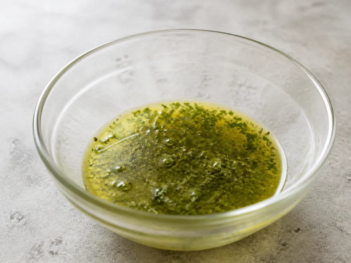 Preparação de Atum Selado com Crosta de Wasabi e Molho Verde Fresco durante a confeção
