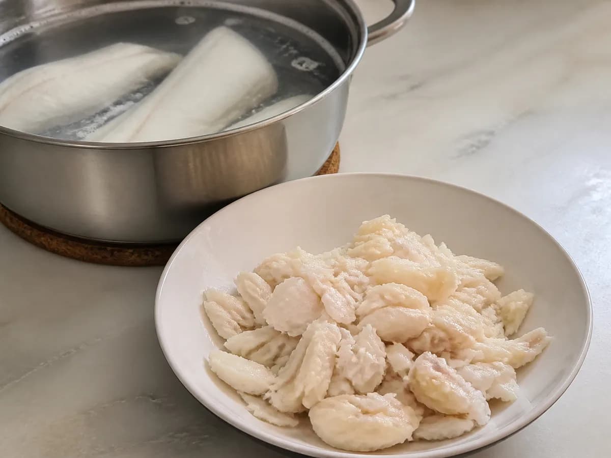 Preparação de Aveludado de Legumes com Maruca durante a confeção