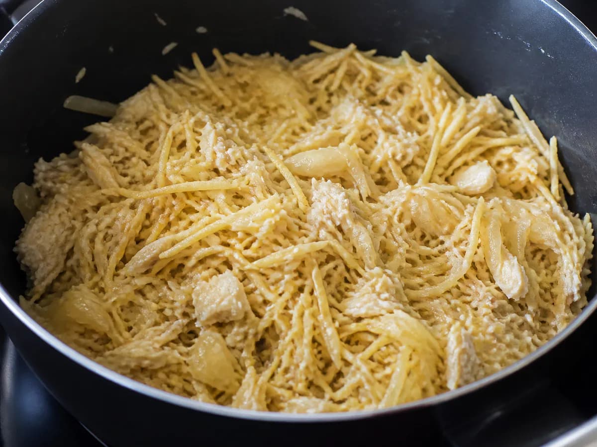 Preparação de Bacalhau à Brás Cremoso com Natas durante a confeção