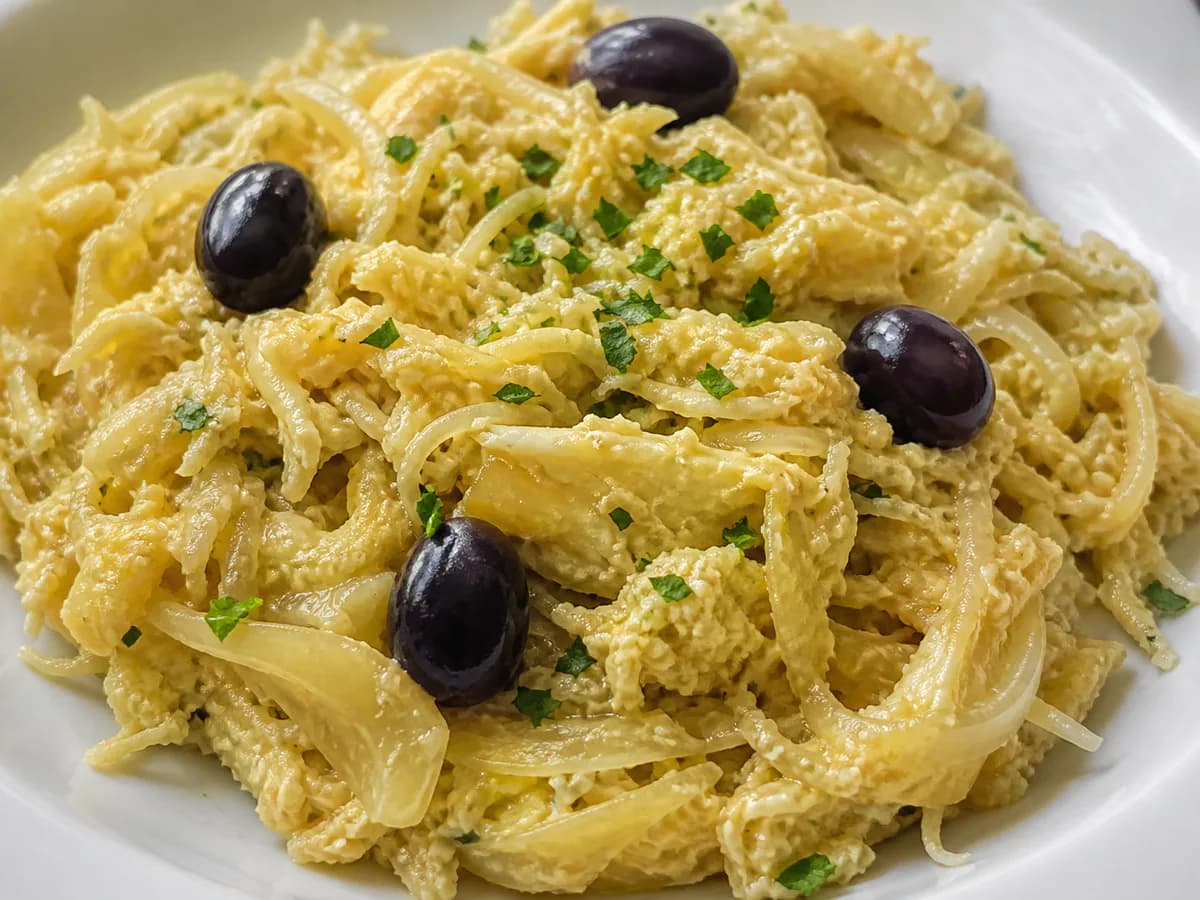 Pormenor de uma porção de Bacalhau à Brás Cremoso com Natas
