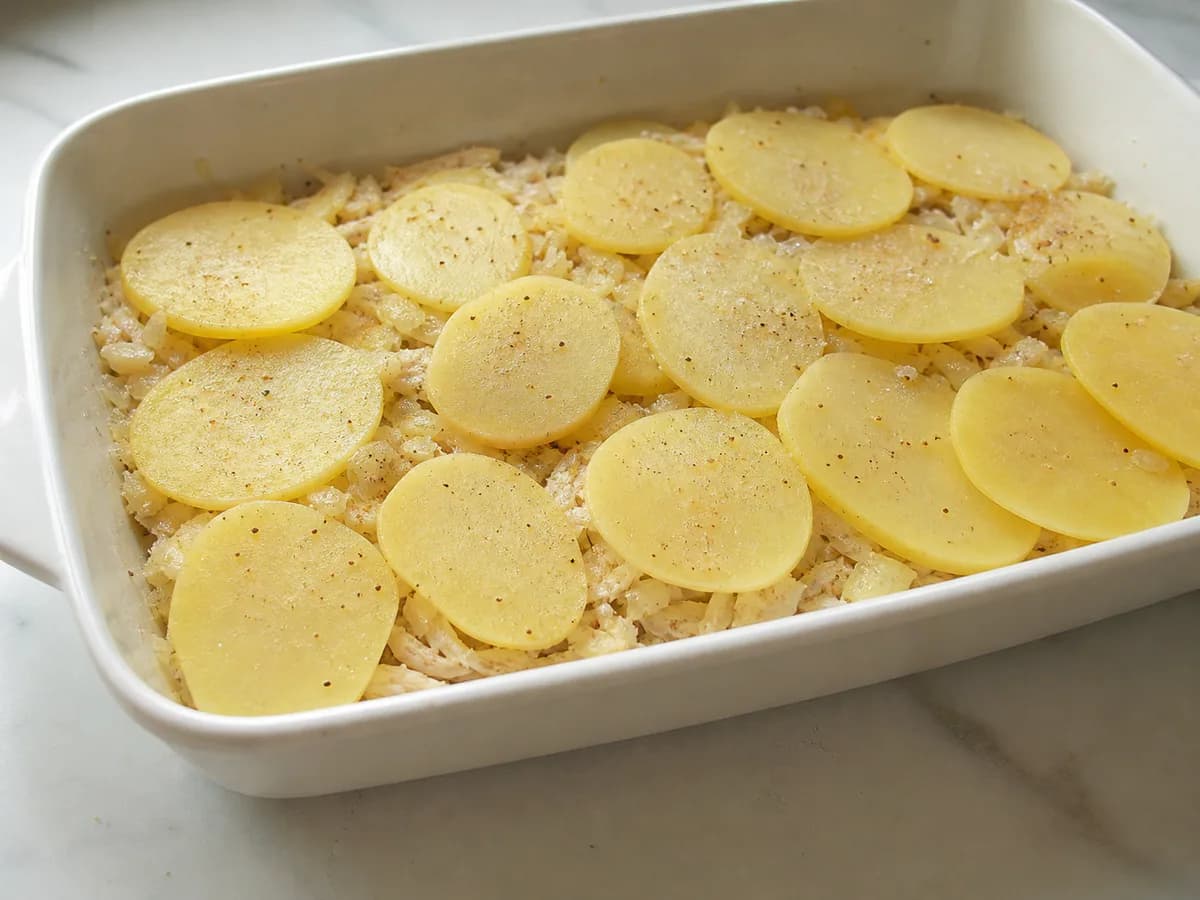 Preparação de Bacalhau à Cozinheira durante a confeção