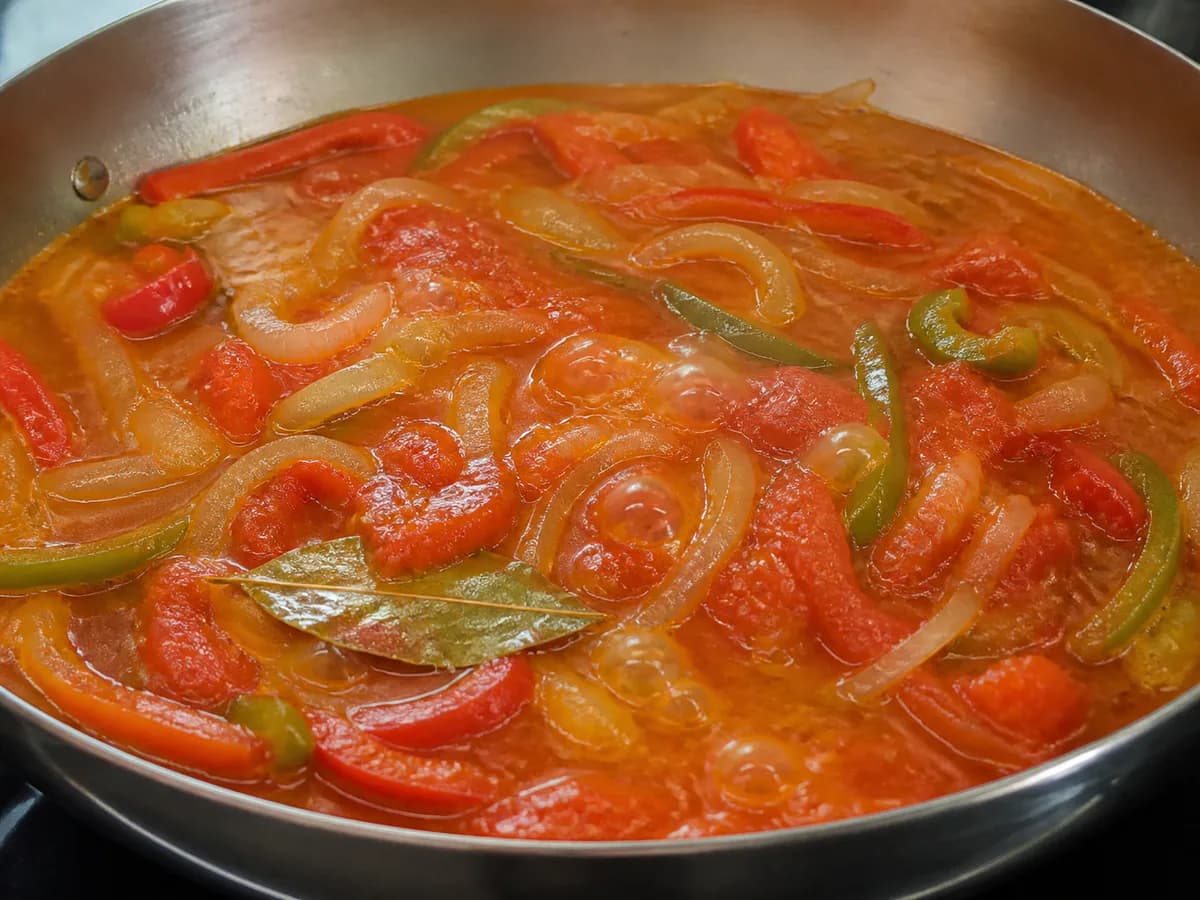 Preparação de Bacalhau à Espanhola durante a confeção