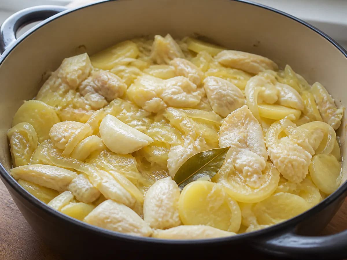 Preparação de Bacalhau à Maria Teresa durante a confeção