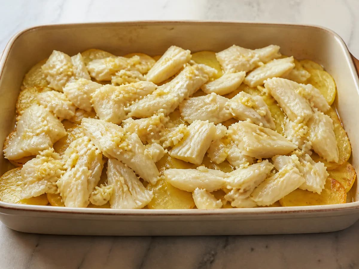 Preparação de Bacalhau à Zé do Pipo durante a confeção
