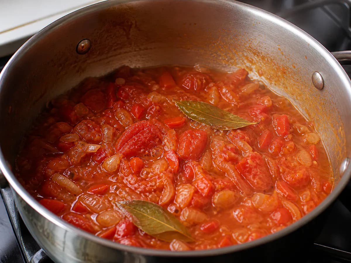 Preparação de Bacalhau Assado com Molho Vermelho e Cobertura de Broa de Milho durante a confeção