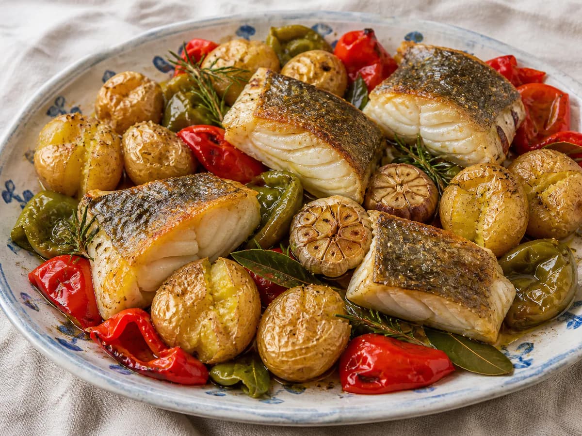 Bacalhau Assado na Brasa com Batatas a Murro e Pimentos
