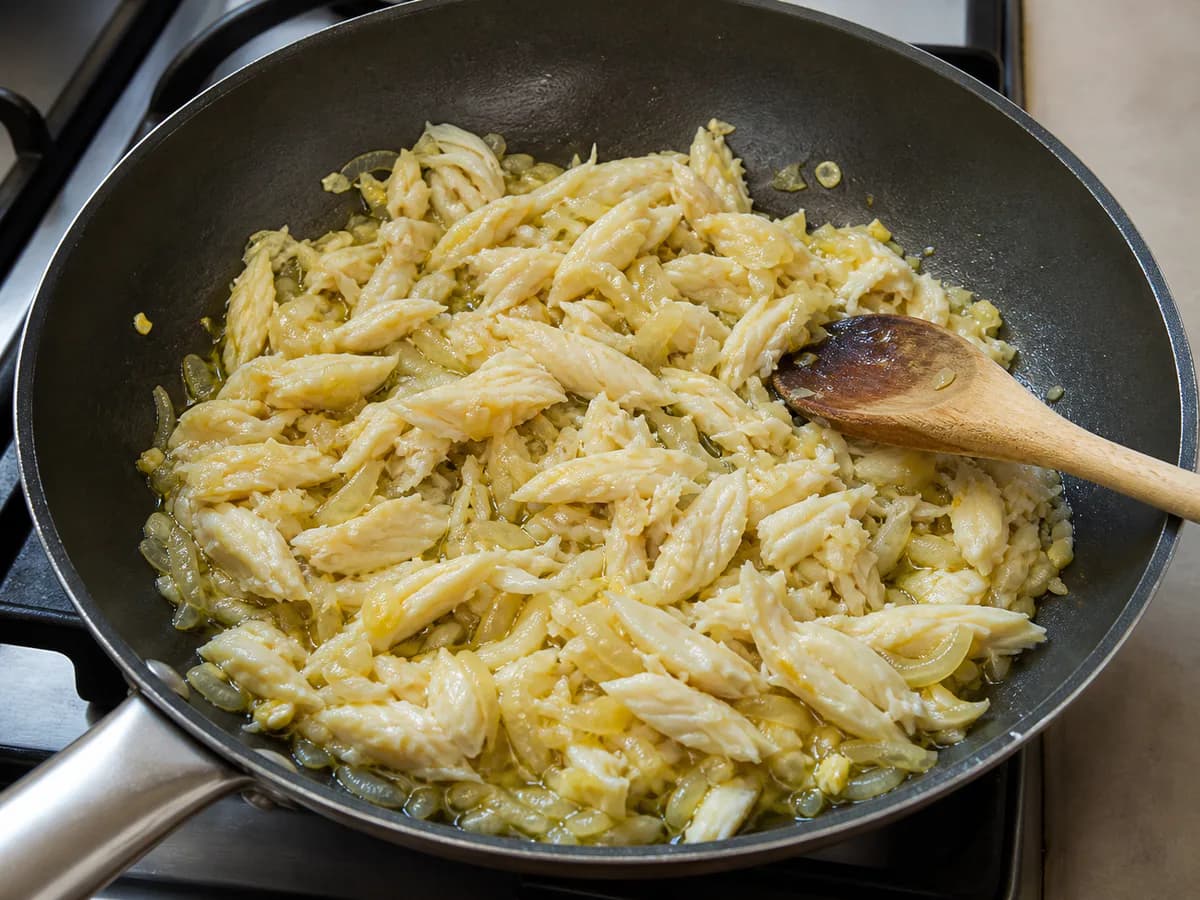 Preparação de Bacalhau em Broa Verde com Cama de Batata Doce durante a confeção