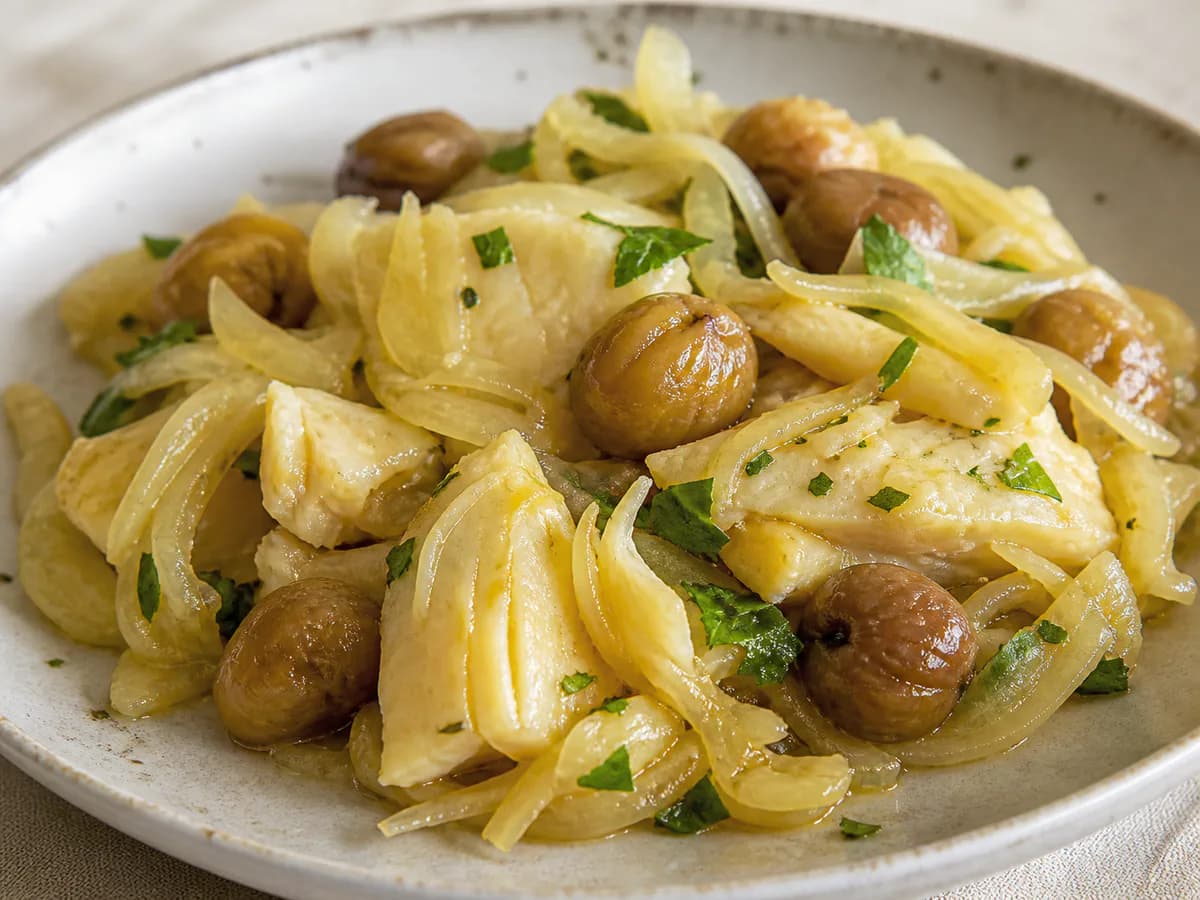 Pormenor de uma porção de Bacalhau à Cebolada com Castanhas