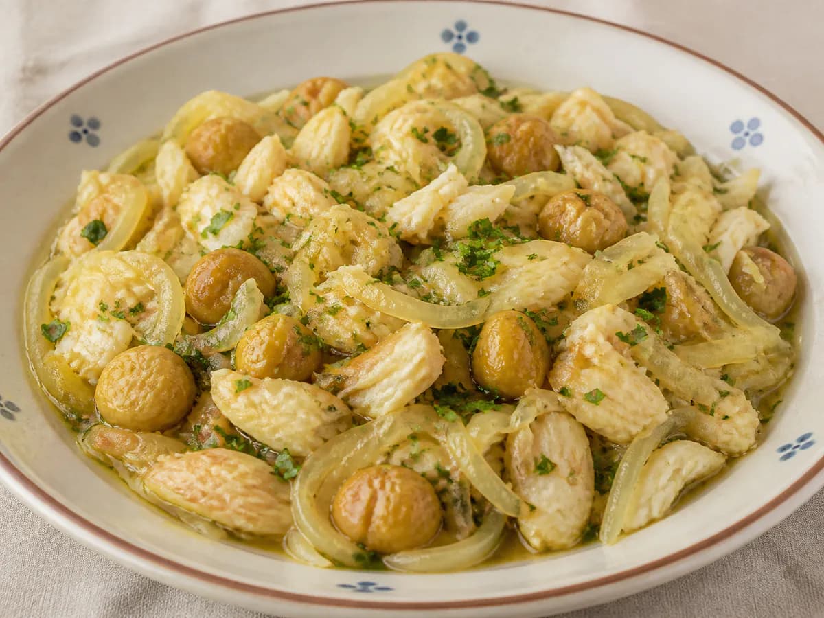 Bacalhau à Cebolada com Castanhas