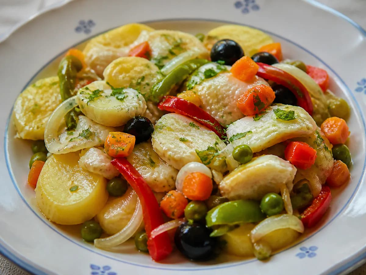 Pormenor de uma porção de Bacalhau Colorido à Portuguesa