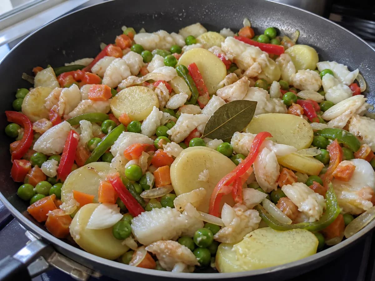Preparação de Bacalhau Colorido à Portuguesa durante a confeção
