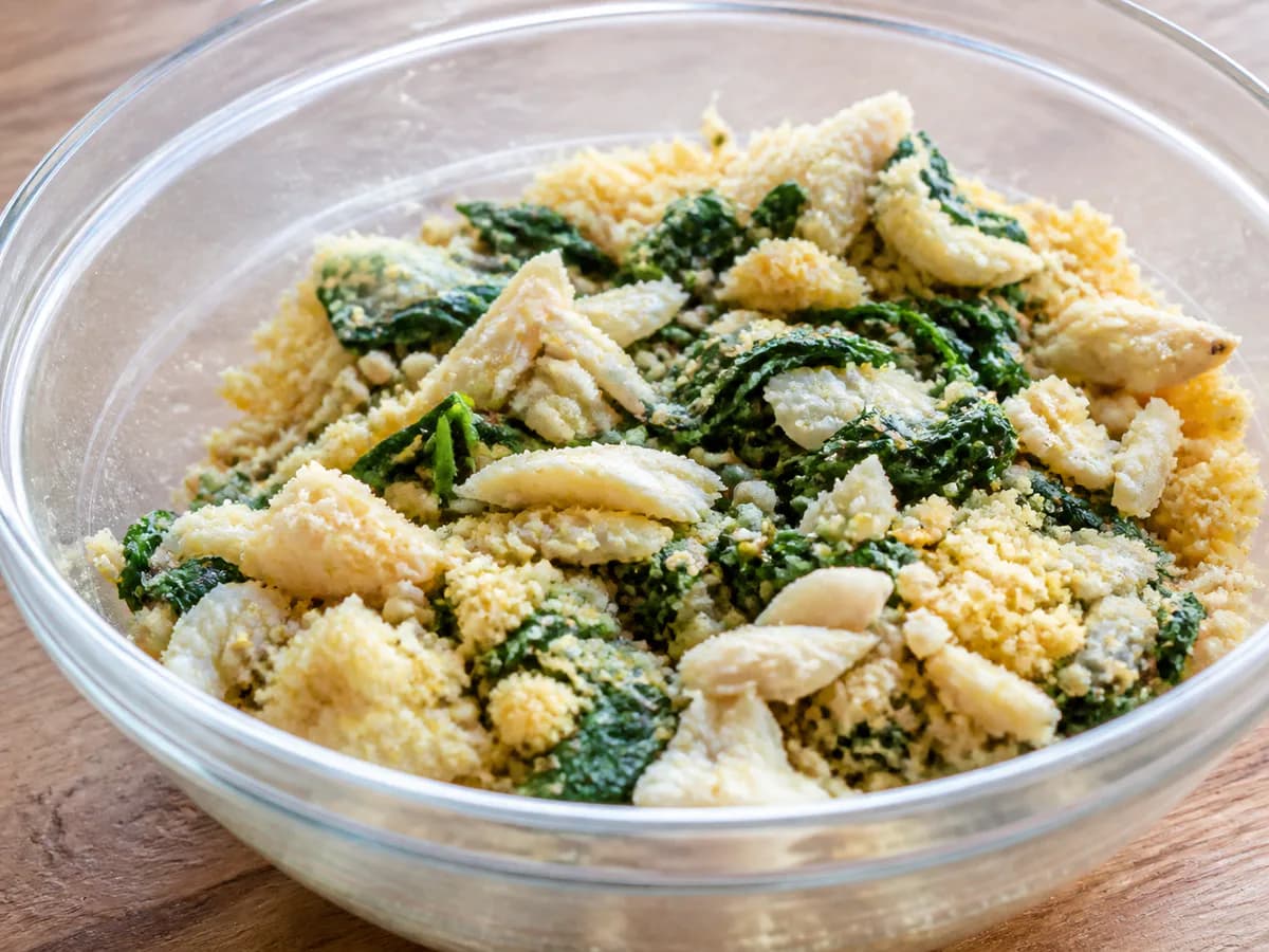 Pormenor de uma porção de Bacalhau com Broa de Milho e Espinafres