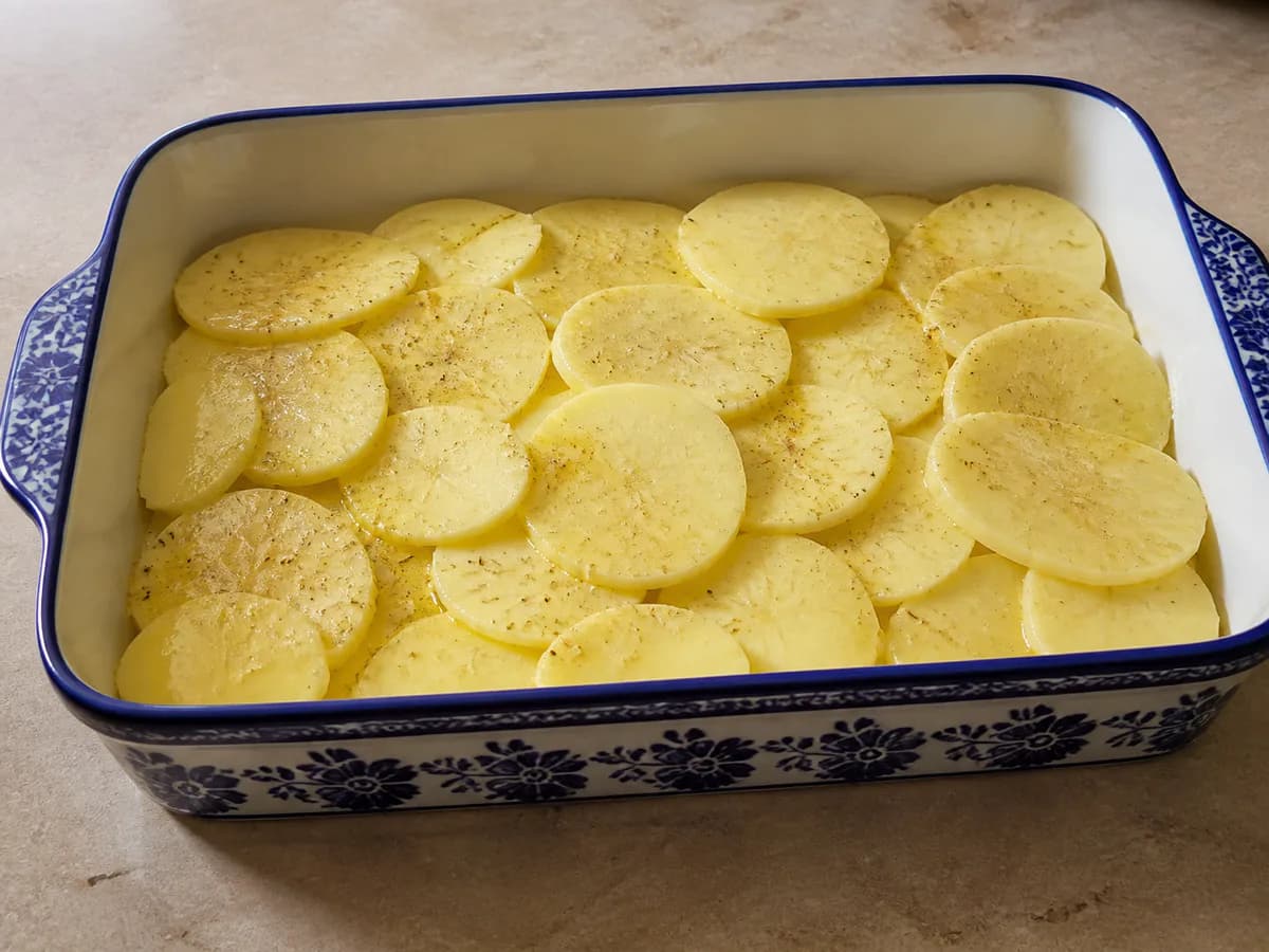 Preparação de Bacalhau com Broa e Batata durante a confeção