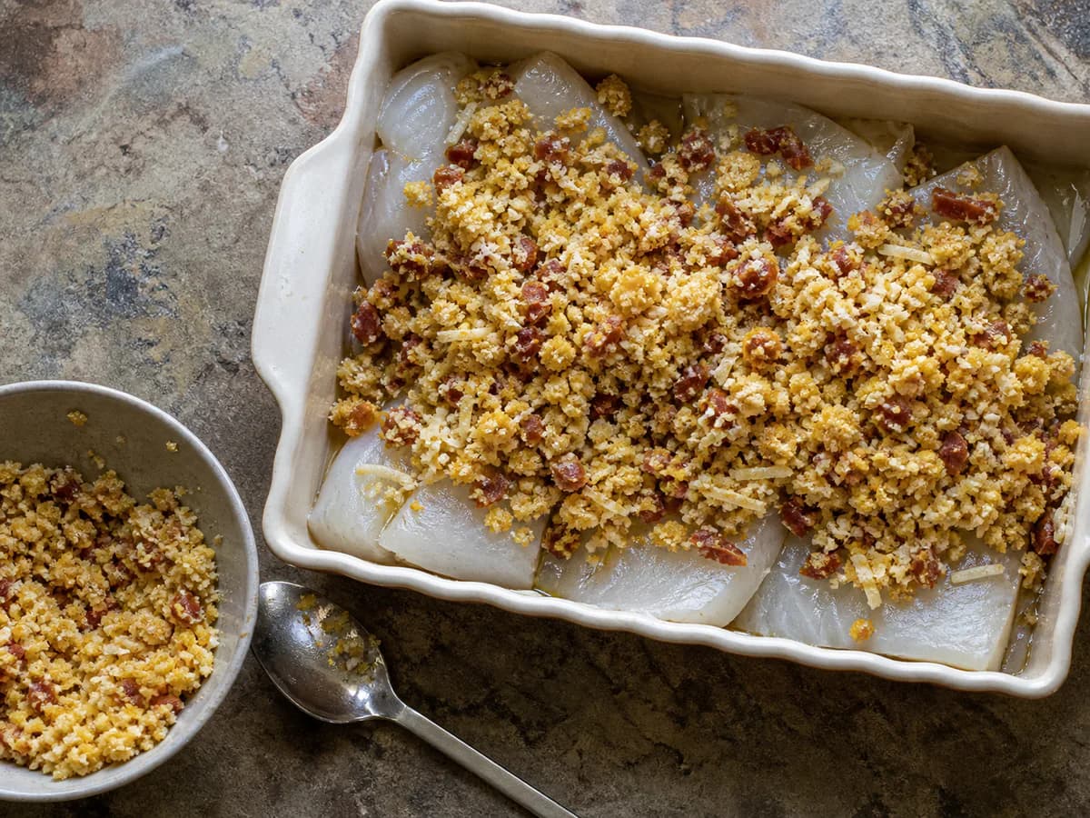 Preparação de Bacalhau com Crocante de Broa, Queijo e Chouriço durante a confeção
