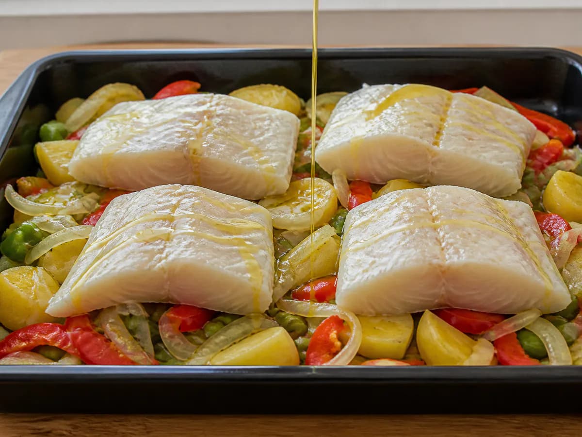 Preparação de Bacalhau com Legumes Delicioso durante a confeção