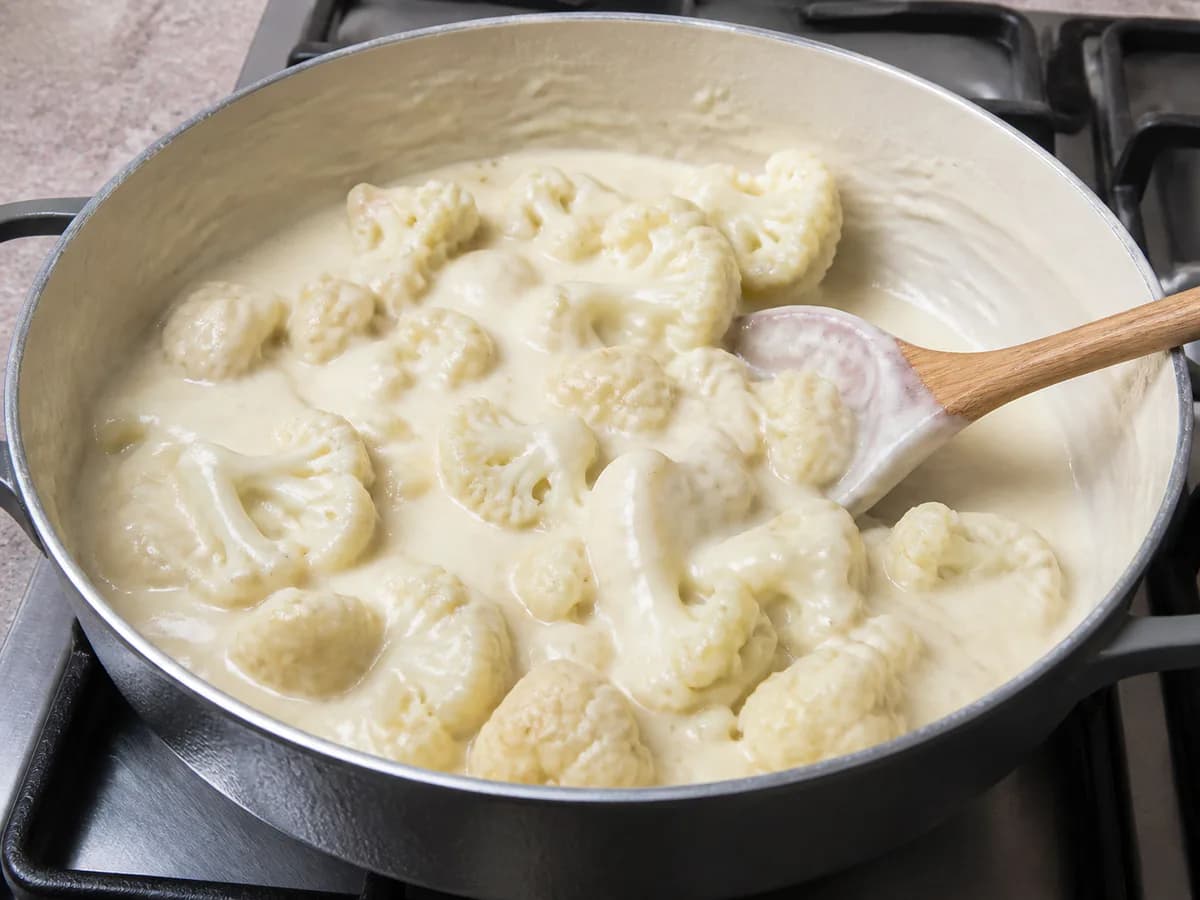 Preparação de Bacalhau Cremoso com Couve-Flor durante a confeção