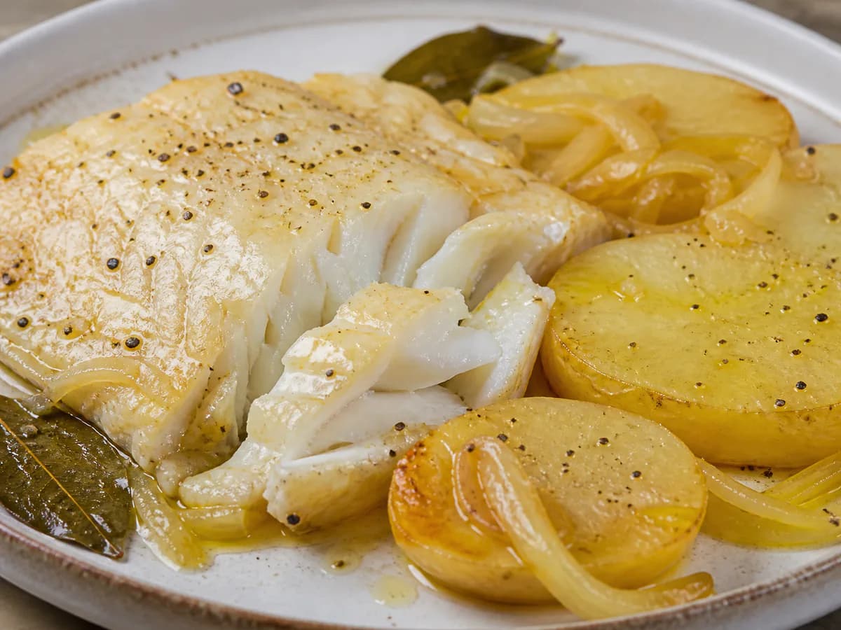Pormenor de uma porção de Bacalhau da Consoada com Batatas e Azeite