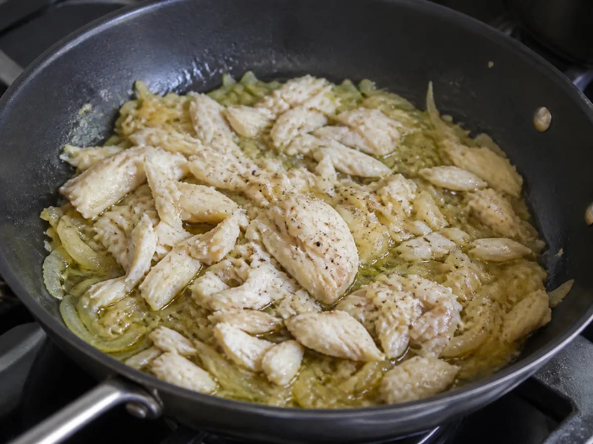 Preparação de Bacalhau à Lagareiro com Batatas a Murro durante a confeção