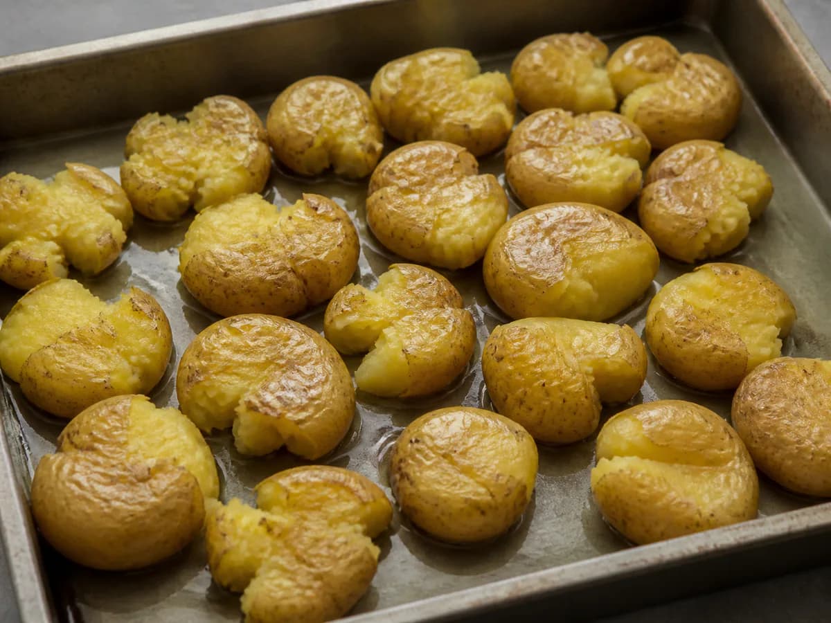 Preparação de Bacalhau de Natal à Minhota durante a confeção