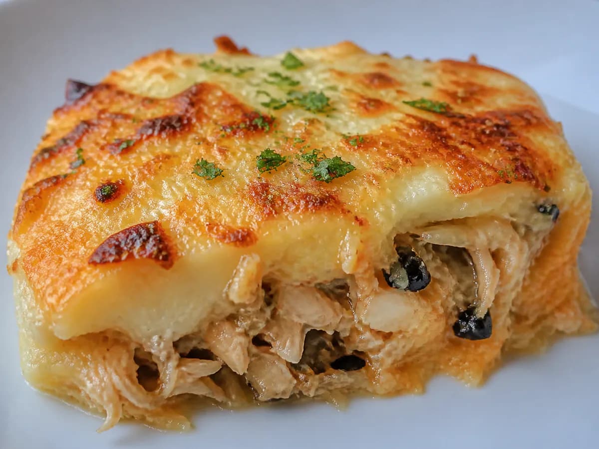 Pormenor de uma porção de Bacalhau Escondido de Natal