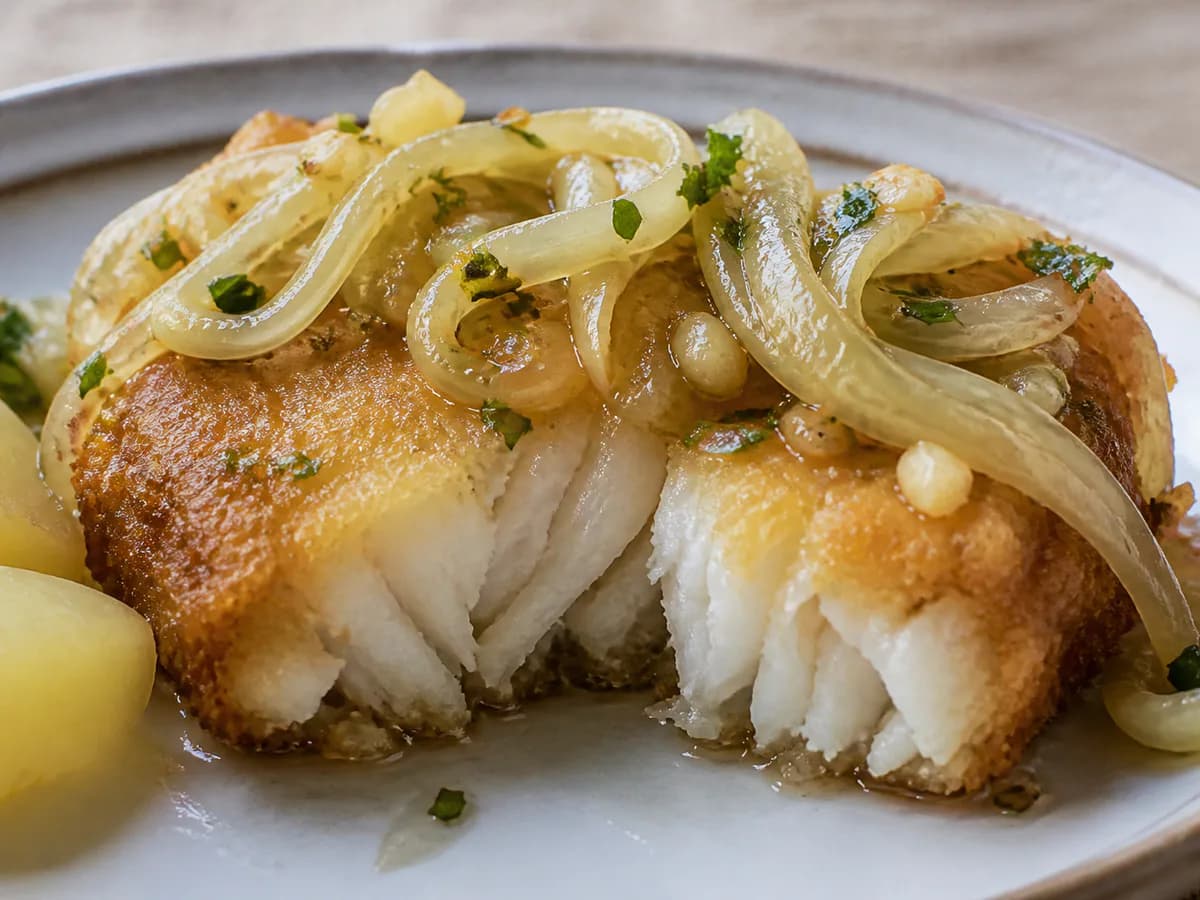 Pormenor de uma porção de Postas de Bacalhau Fritas com Cebolada