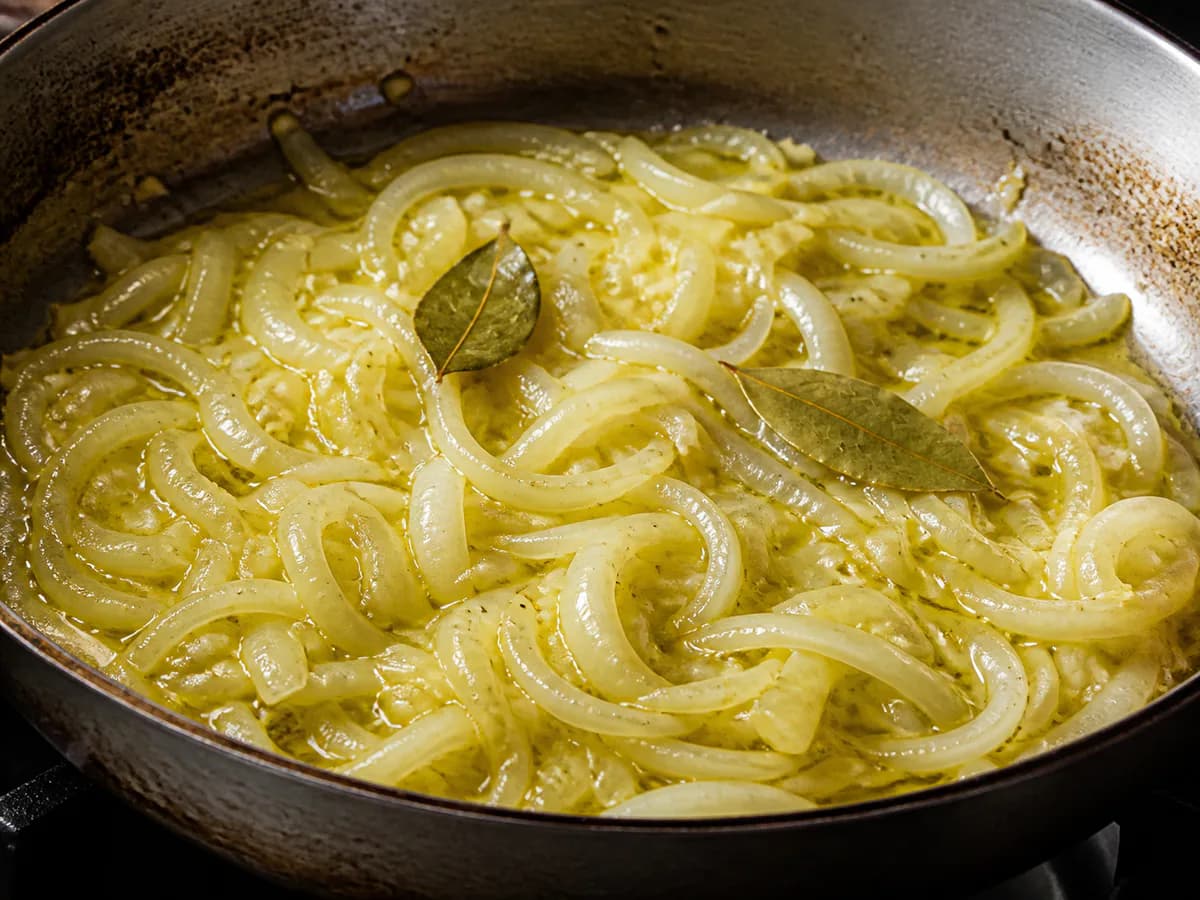 Preparação de Lascas de Bacalhau Frito com Cebolada durante a confeção