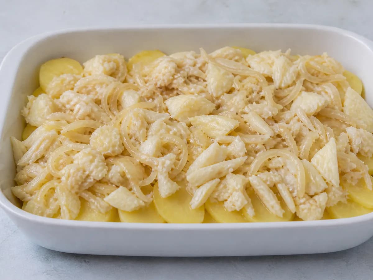 Preparação de Bacalhau Gratinado à Portuguesa durante a confeção