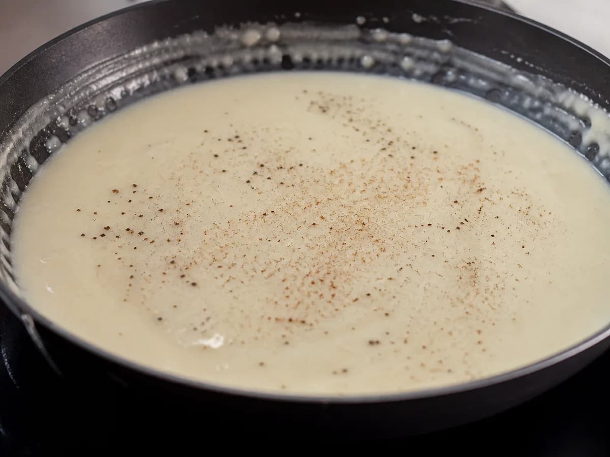 Preparação de Bacalhau Gratinado com Legumes durante a confeção