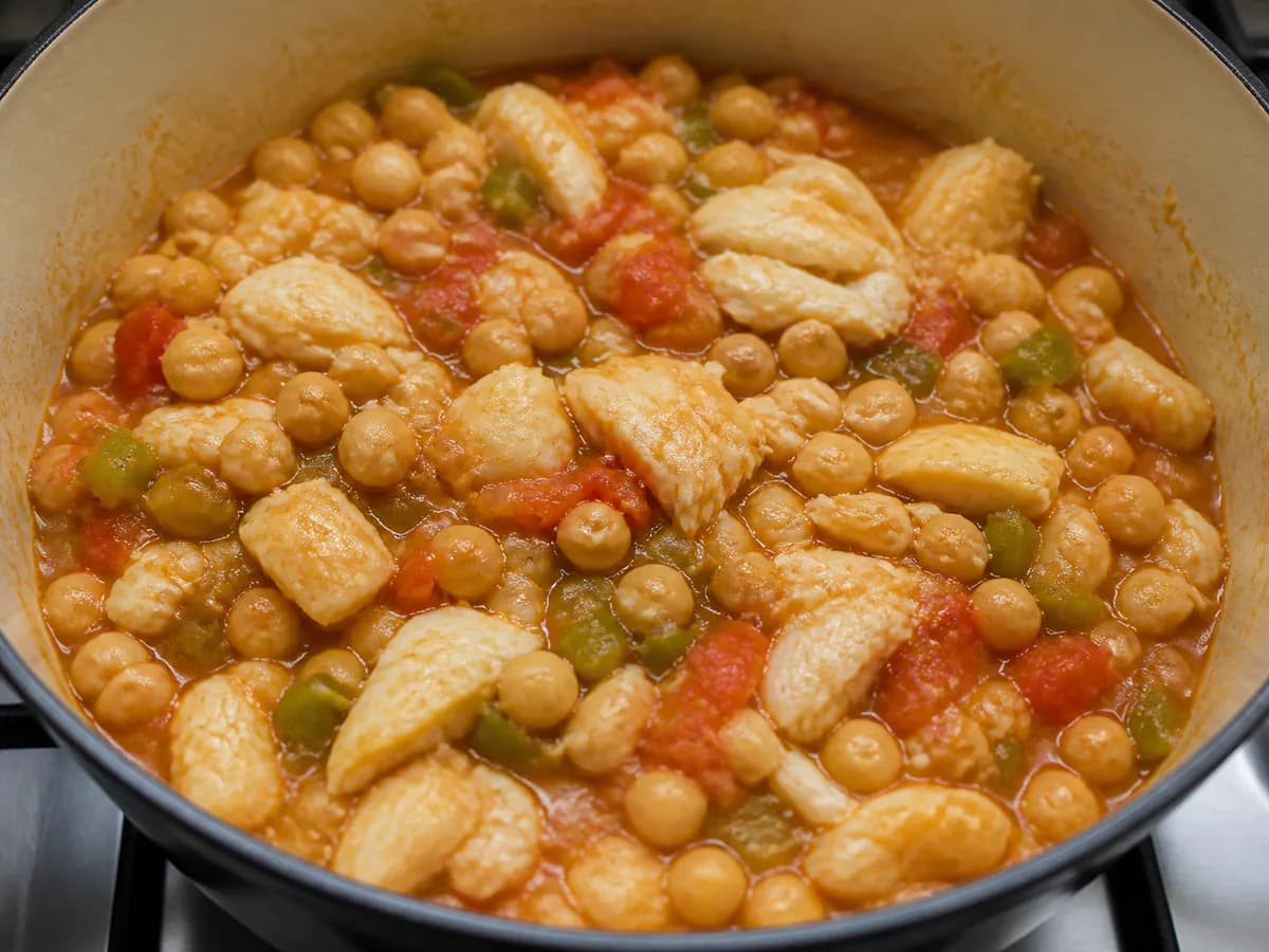 Preparação de Bacalhau Guisado com Grão durante a confeção