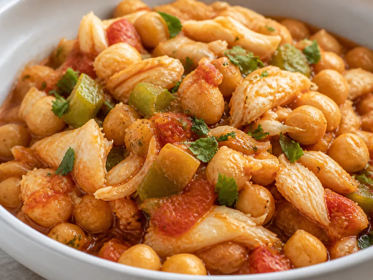 Pormenor de uma porção de Bacalhau Guisado com Grão