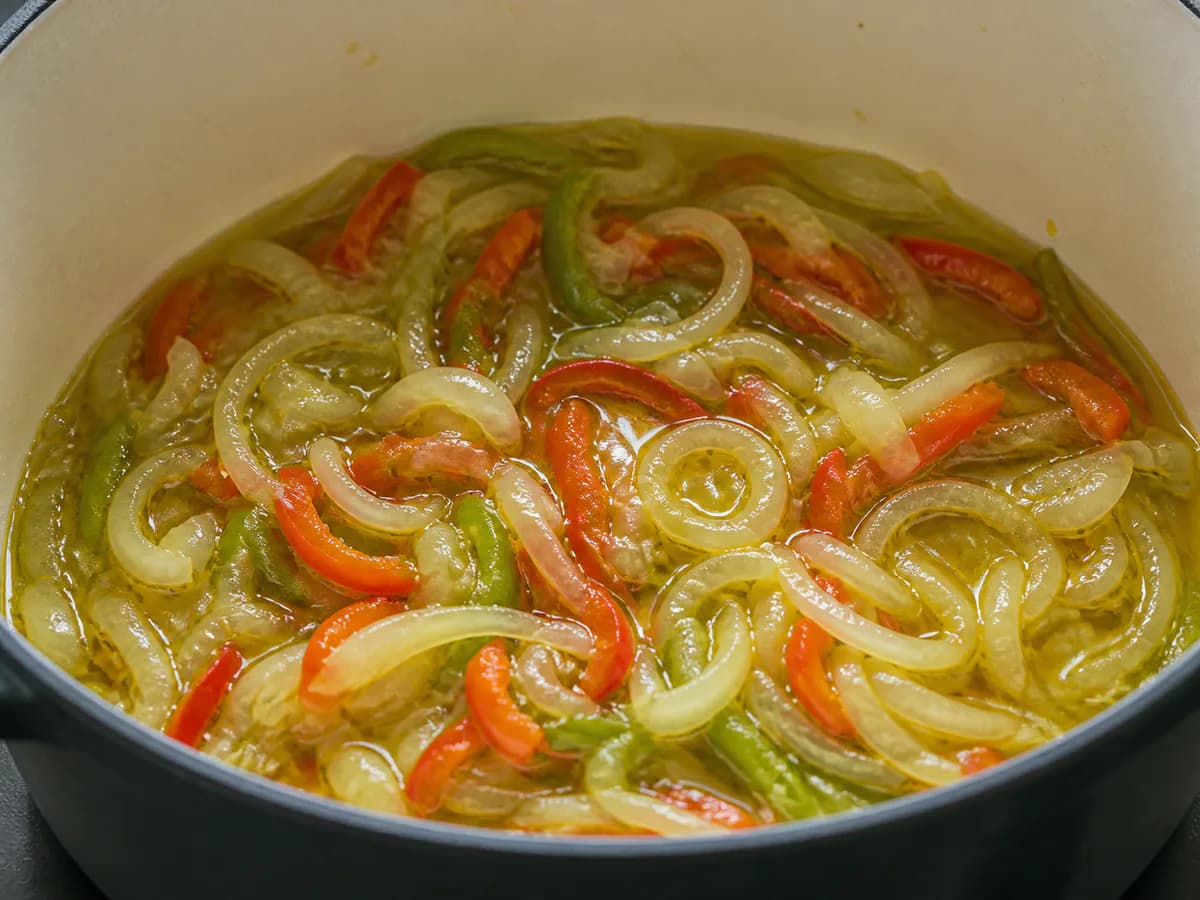 Preparação de Bacalhau Lascado em Azeite com Molho Especial durante a confeção