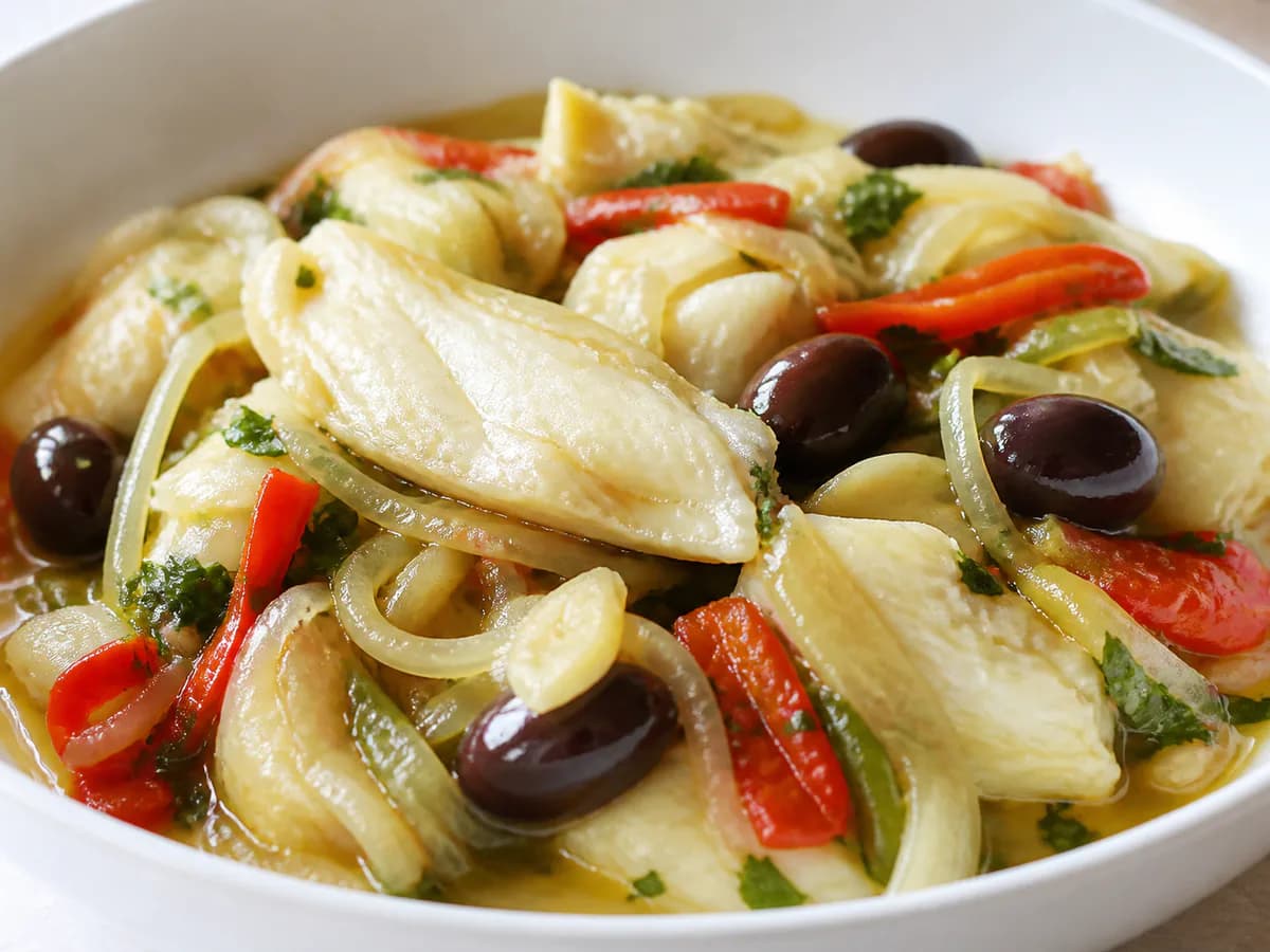 Pormenor de uma porção de Bacalhau Lascado em Azeite com Molho Especial