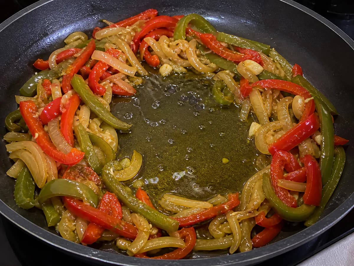Preparação de Bacalhau à Frigideira com Pimentos durante a confeção