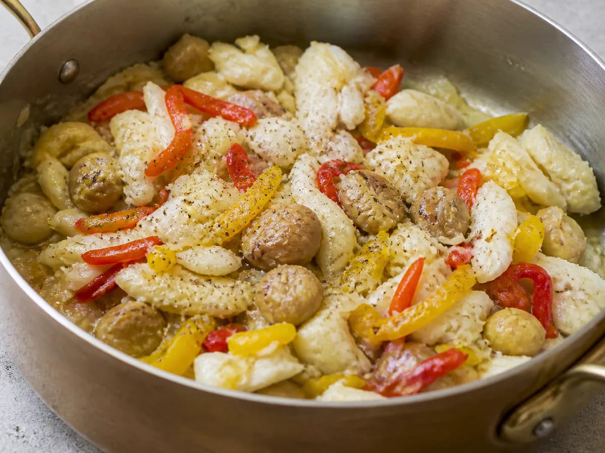Preparação de Bacalhau Natalício com Pimentos e Castanhas durante a confeção