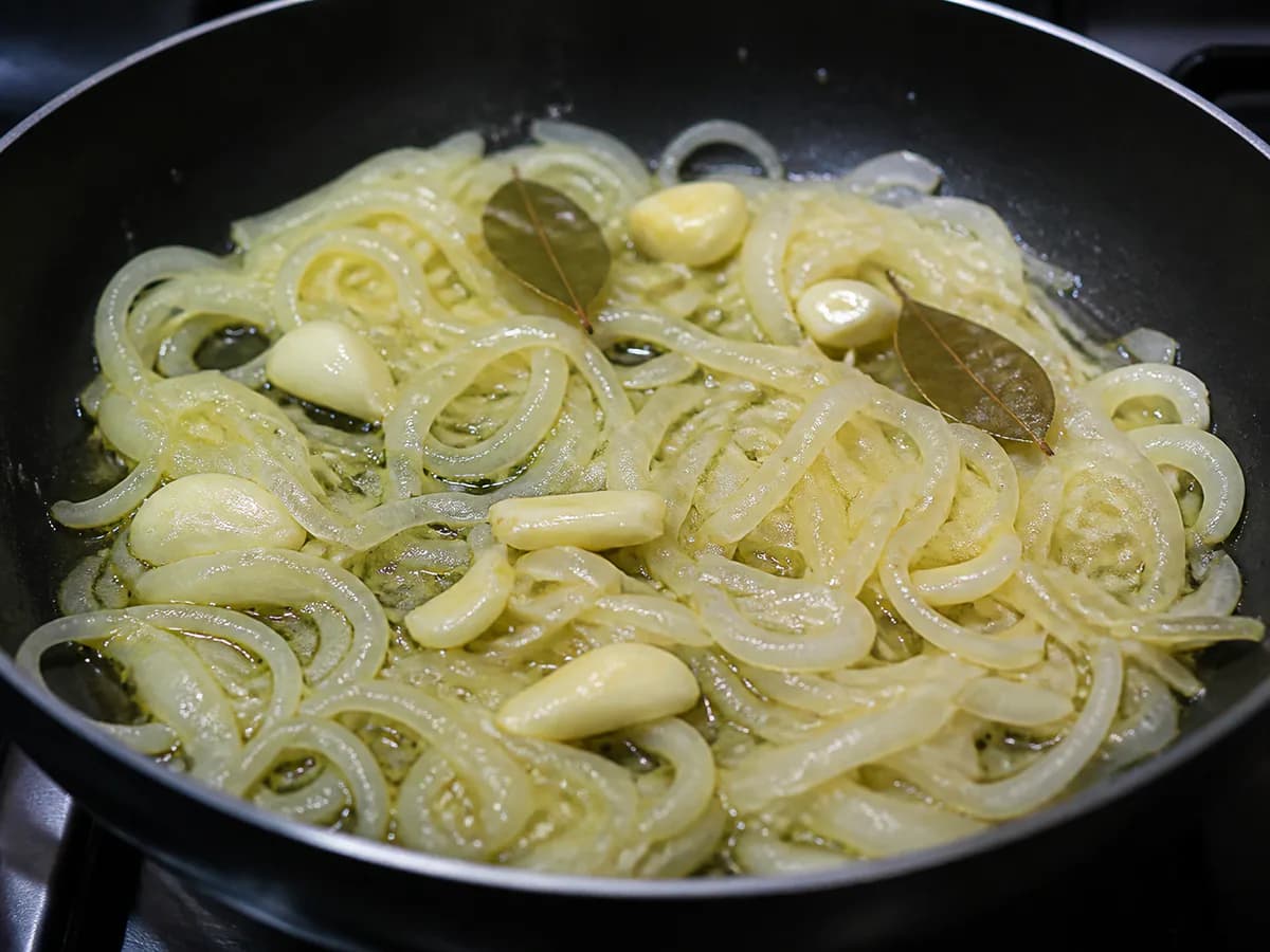 Preparação de Bacalhau Assado no Forno com Batatas a Murro durante a confeção