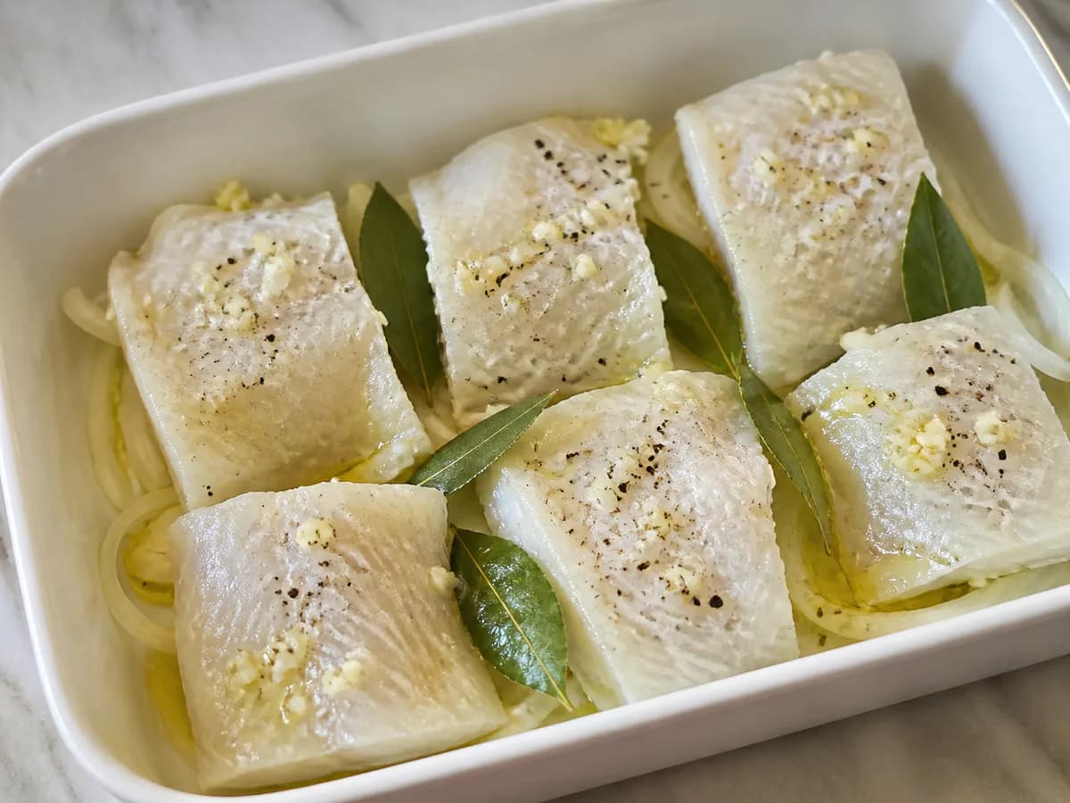 Preparação de Bacalhau no Forno com Maionese durante a confeção