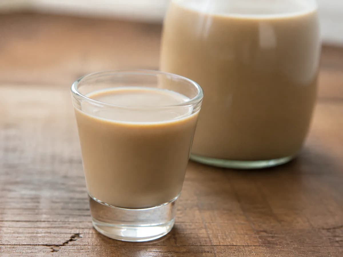 Pormenor de uma porção de Baileys Caseiro Delicioso