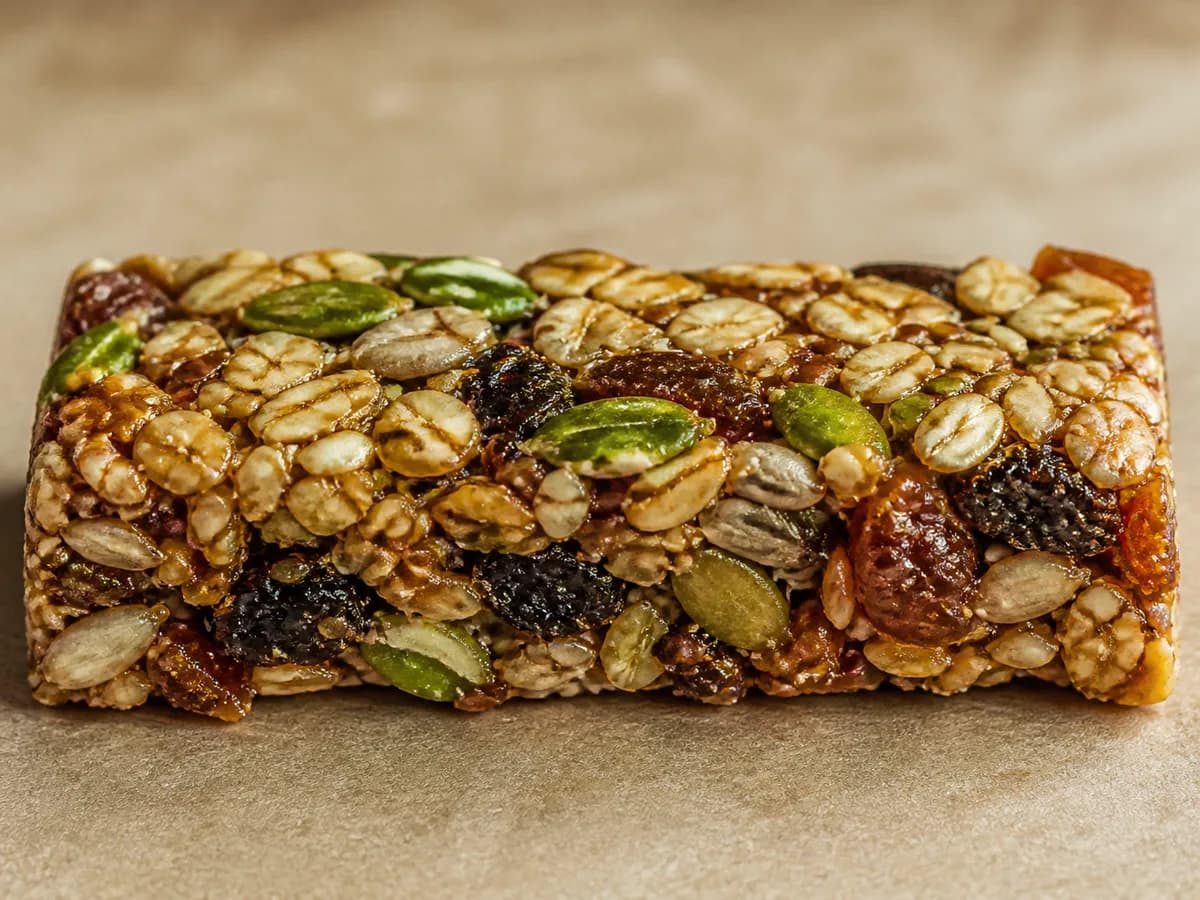 Pormenor de uma porção de Barrinhas de Cereais com Sementes, Passas e Tâmaras