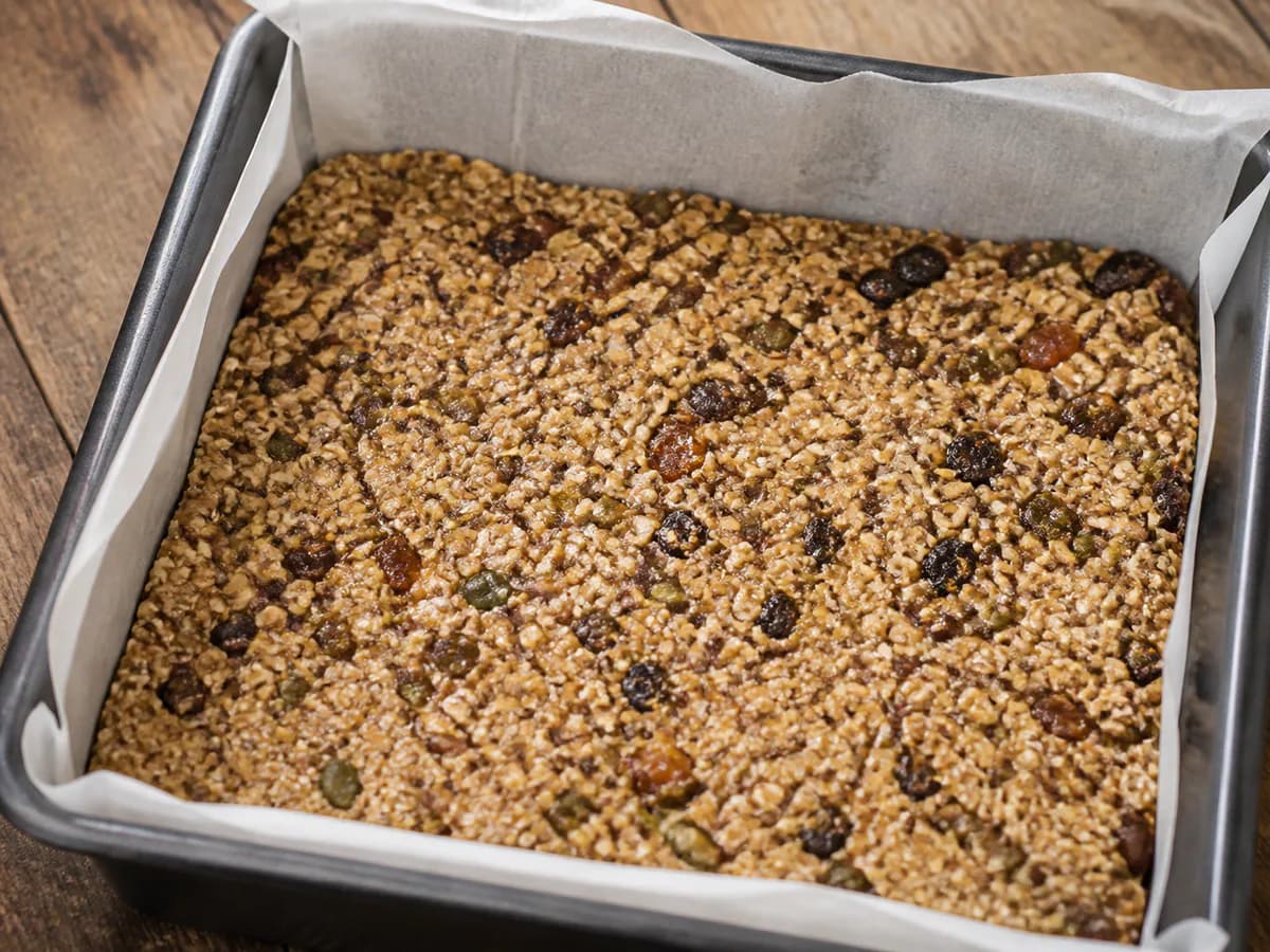 Preparação de Barrinhas de Cereais e Sementes com Passas e Tâmaras durante a confeção