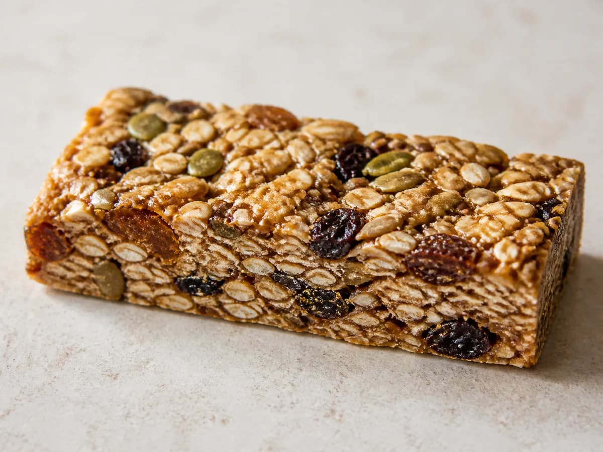 Pormenor de uma porção de Barrinhas de Cereais e Sementes com Passas e Tâmaras