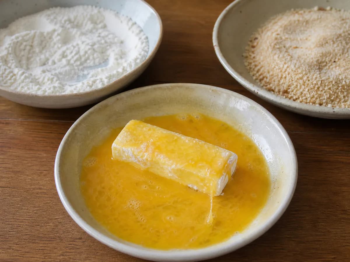 Preparação de Barrinhas de Queijo Crocantes durante a confeção