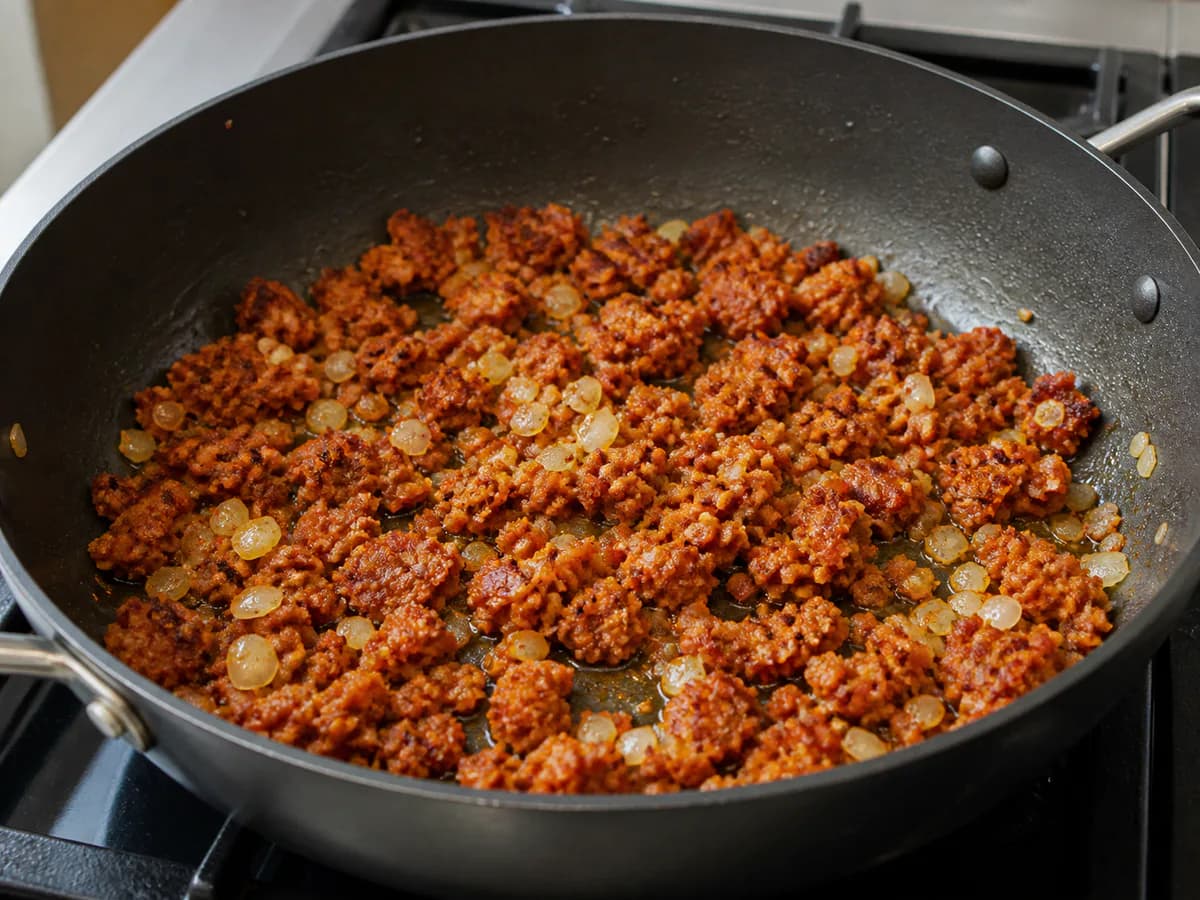 Preparação de Batatas com Alheira e Grelos de Nabo durante a confeção