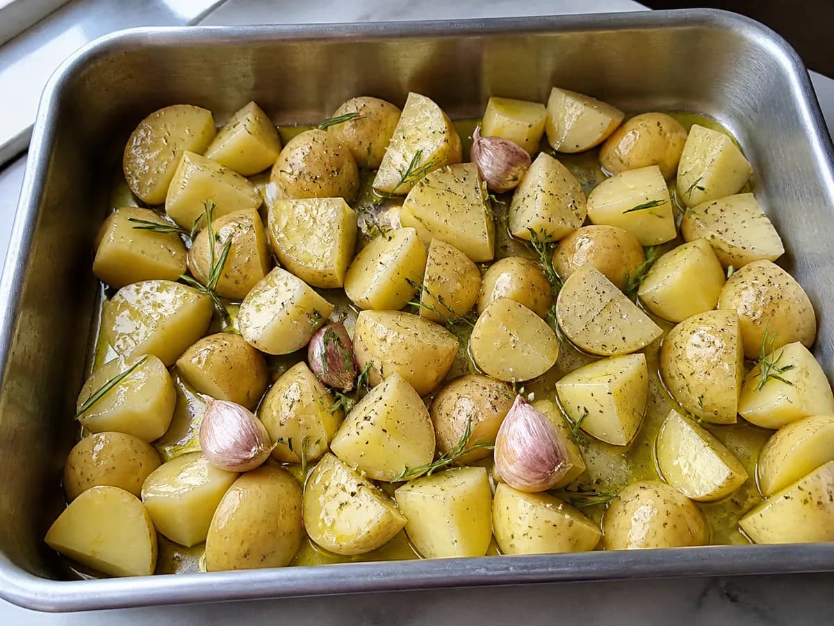 Preparação de Batatas Douradas no Forno - Um Acompanhamento Perfeito durante a confeção