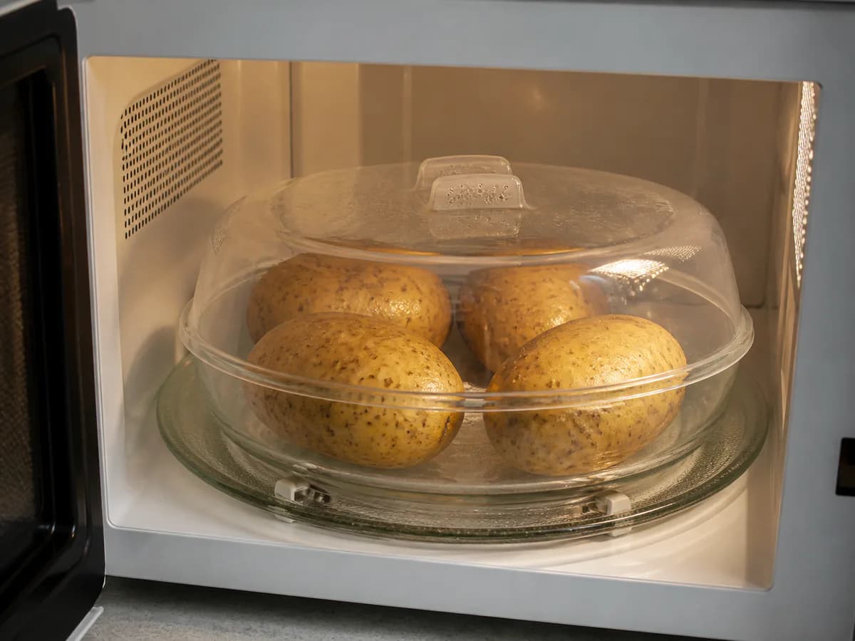 Preparação de Batatas Murro Assadas no Micro-ondas durante a confeção