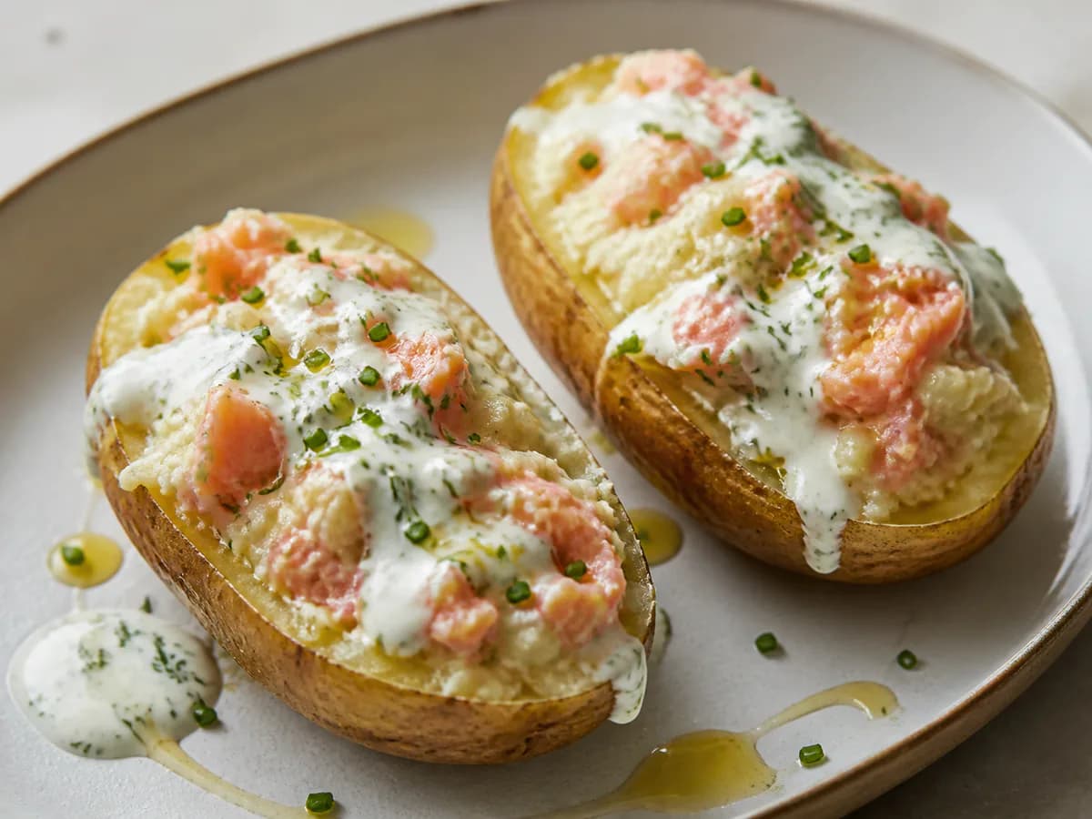 Pormenor de uma porção de Batatas Recheadas com Salmão e Molho de Iogurte