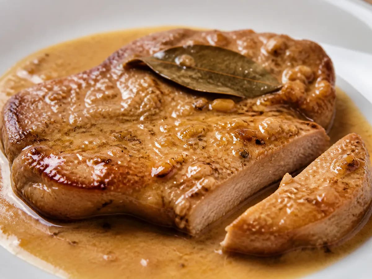 Pormenor de uma porção de Bife à Cervejeira