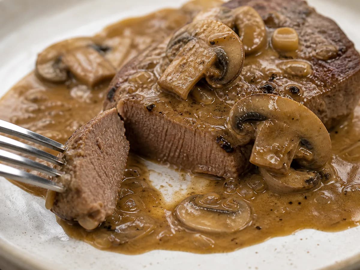 Pormenor de uma porção de Bifes ao Café com Cogumelos