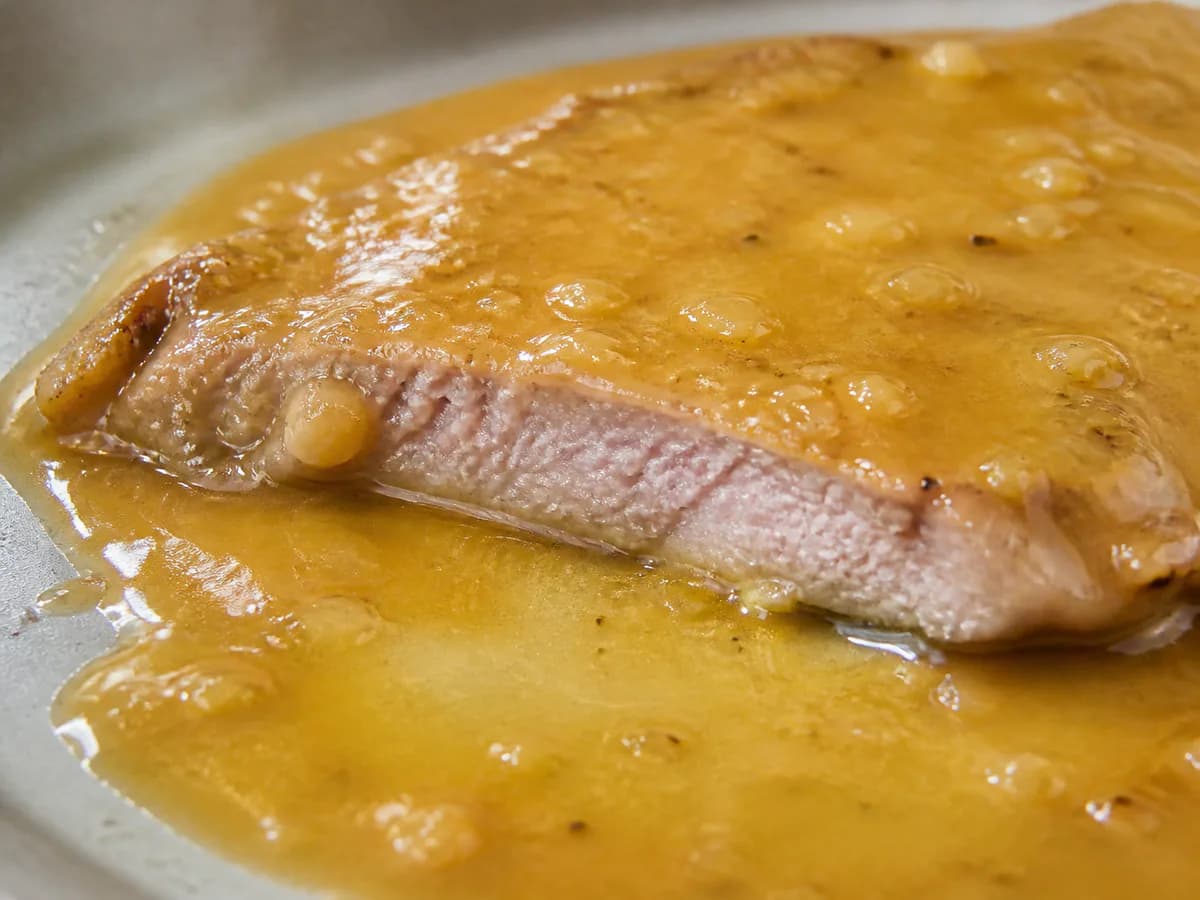 Pormenor de uma porção de Bifes de Vitela com Molho de Laranja