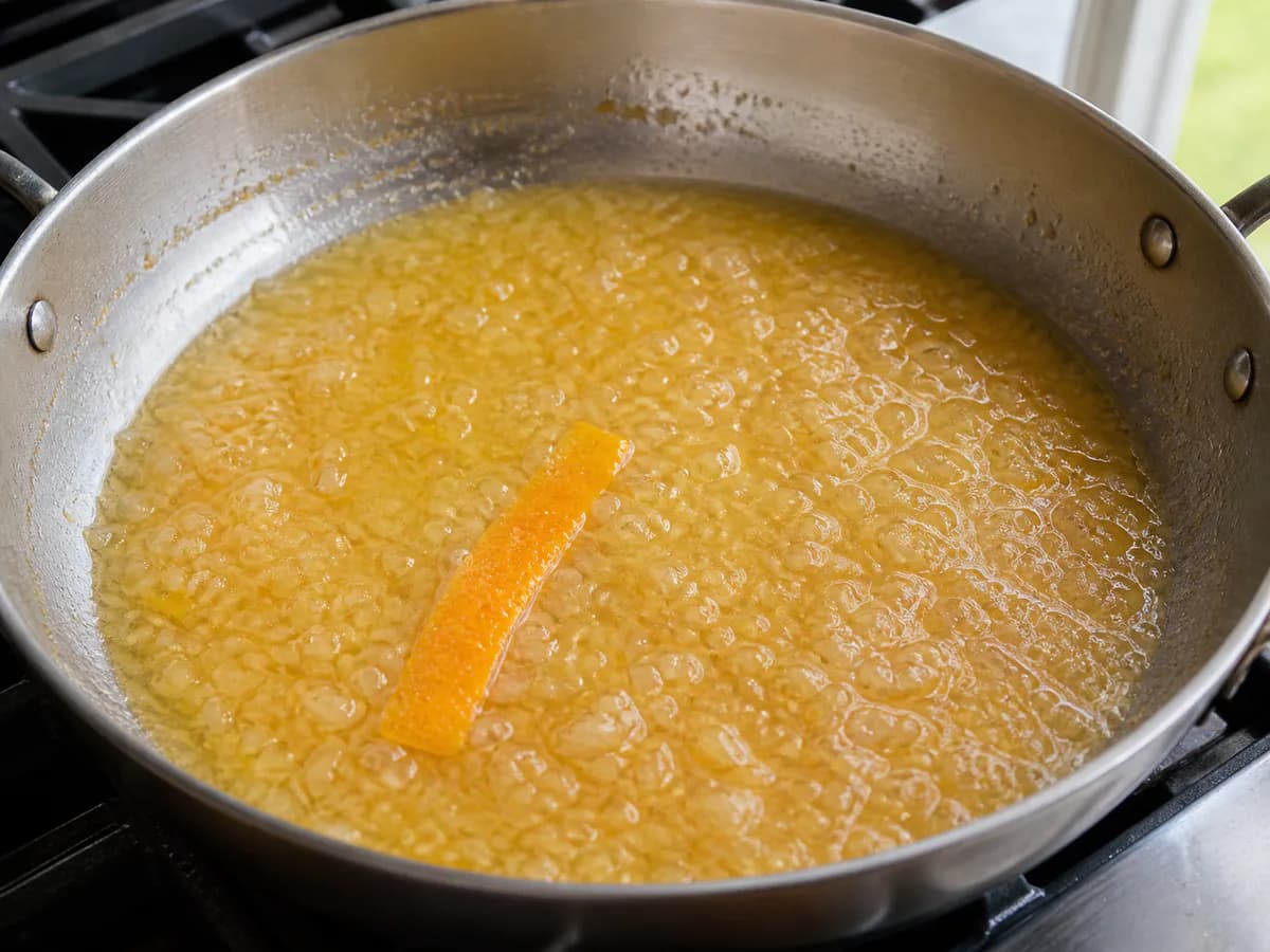 Preparação de Bifes de Vitela com Molho de Laranja durante a confeção