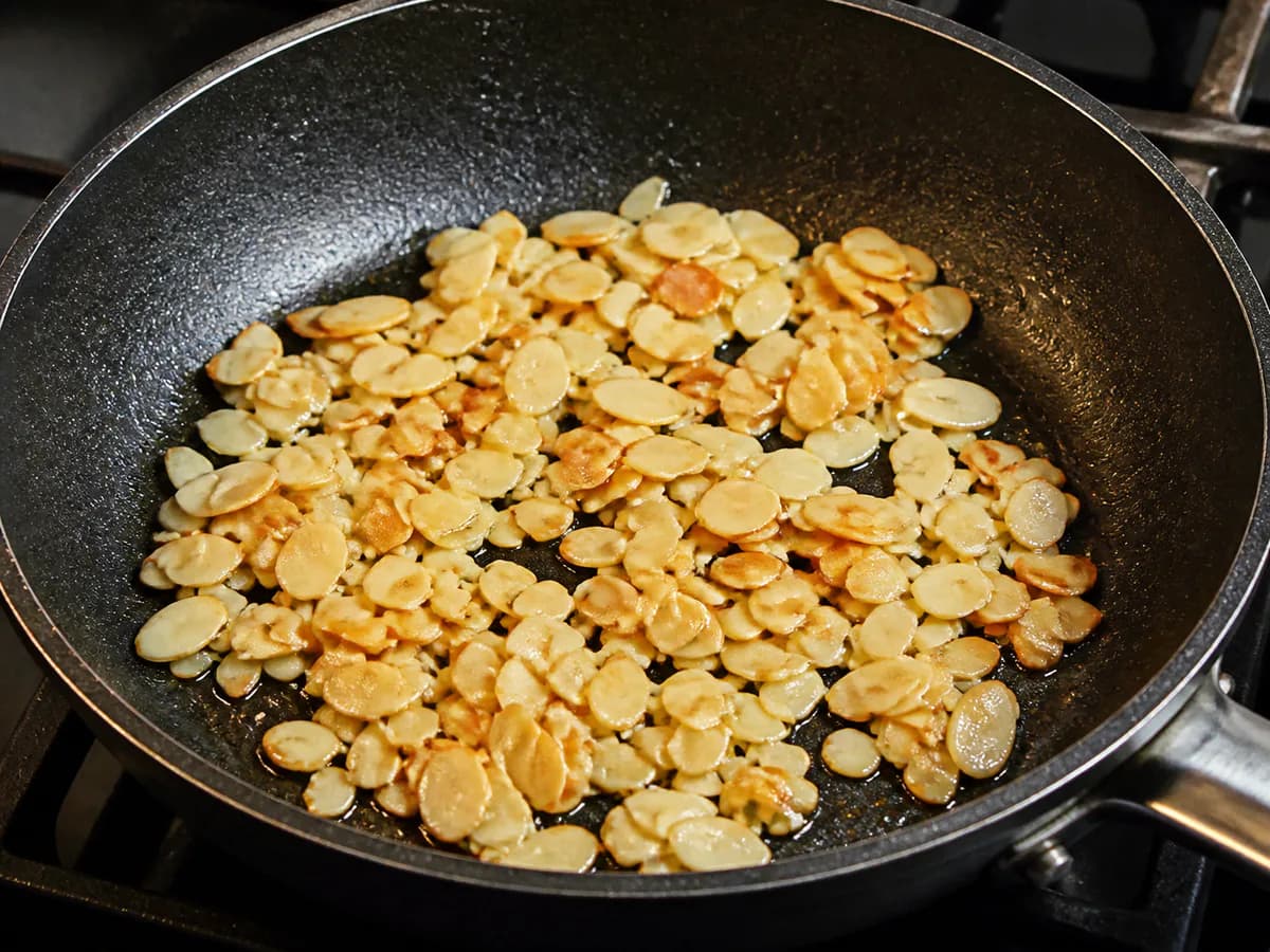 Preparação de Bifinhos de Frango com Amêndoa e Arroz Primavera durante a confeção
